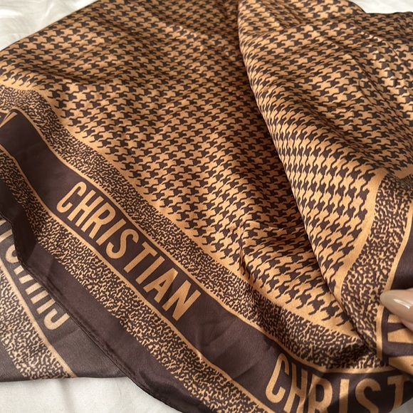 Golden caramel and brown silky scarf Christian - Picture 5 of 6